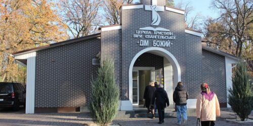 Збудована в час війни Ворзельська церква збирає повні зали людей