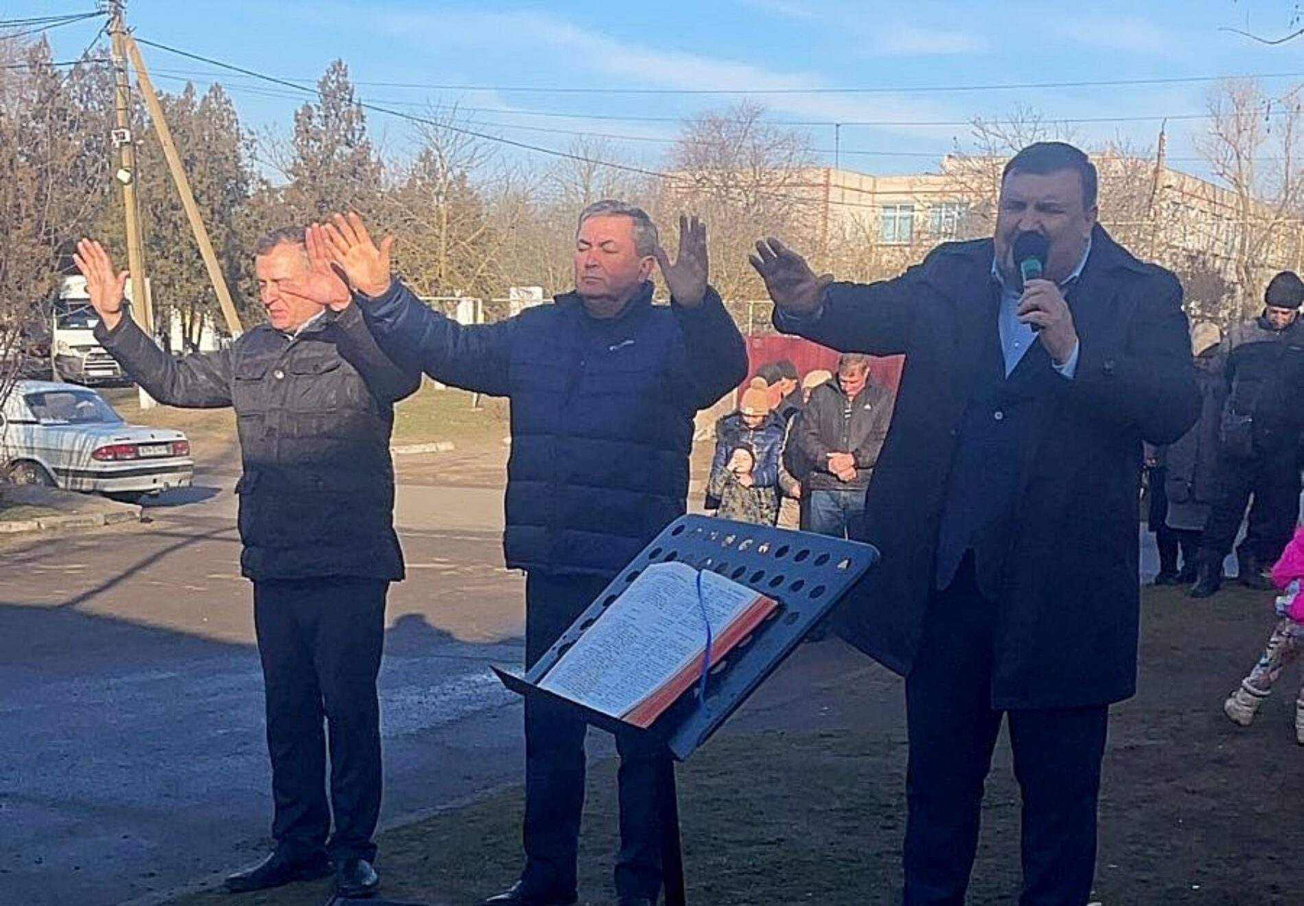 На Миколаївщині в селі Лимани, що постраждало через війну, відкрили мобільний Дім молитви