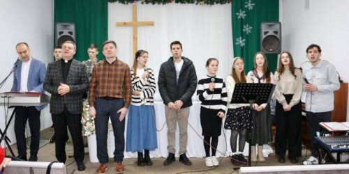 Свято Водохреща в Пирятині: під час хрещення молодої сестрички ще п’ятеро людей –  чотири жінки та літній чоловік – виявили бажання охреститися