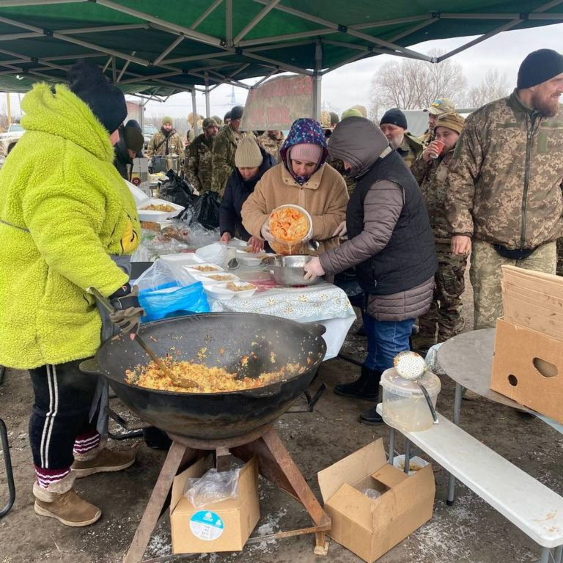 Під час морозних і вітряних днів волонтери везуть на фронт тепло — одяг, гарячу їжу, сердечну підтримку