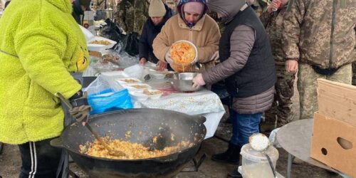 Під час морозних і вітряних днів волонтери везуть на фронт тепло — одяг, гарячу їжу, сердечну підтримку
