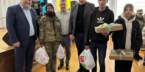 Півсотні юних мешканців Бучі, батьки яких загинули на фронті, отримали від церкви ноутбуки