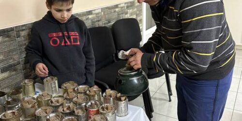  «Вірю, що кожна свічка зігріє не лише руки, а й серце того, хто її отримає» – як молодь на Черкащині виготовляє окопні свічки