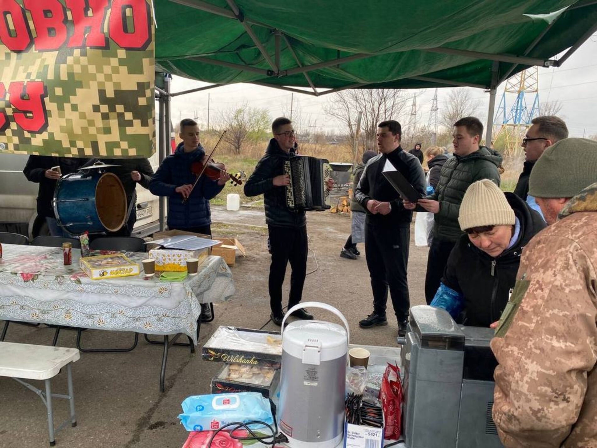 «Приготування гарячих обідів для військових – це спосіб передати їм частинку Божої любові» – капелан-доброволець Євгеній Крапивний