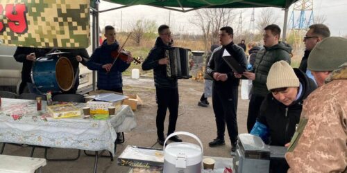«Приготування гарячих обідів для військових – це спосіб передати їм частинку Божої любові» – капелан-доброволець Євгеній Крапивний