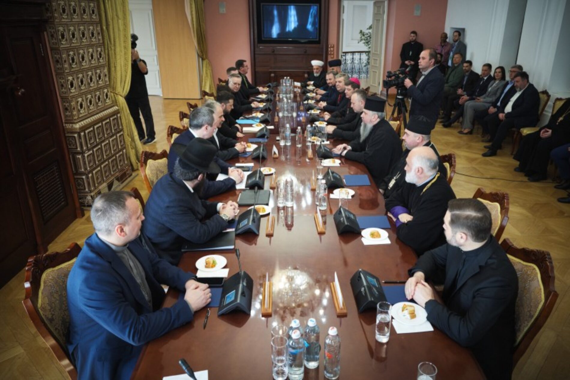 Під час зустрічі з Президентом Володимиром Зеленським члени ВРЦіРО підняли питання про розвиток сімейної політики та капеланства