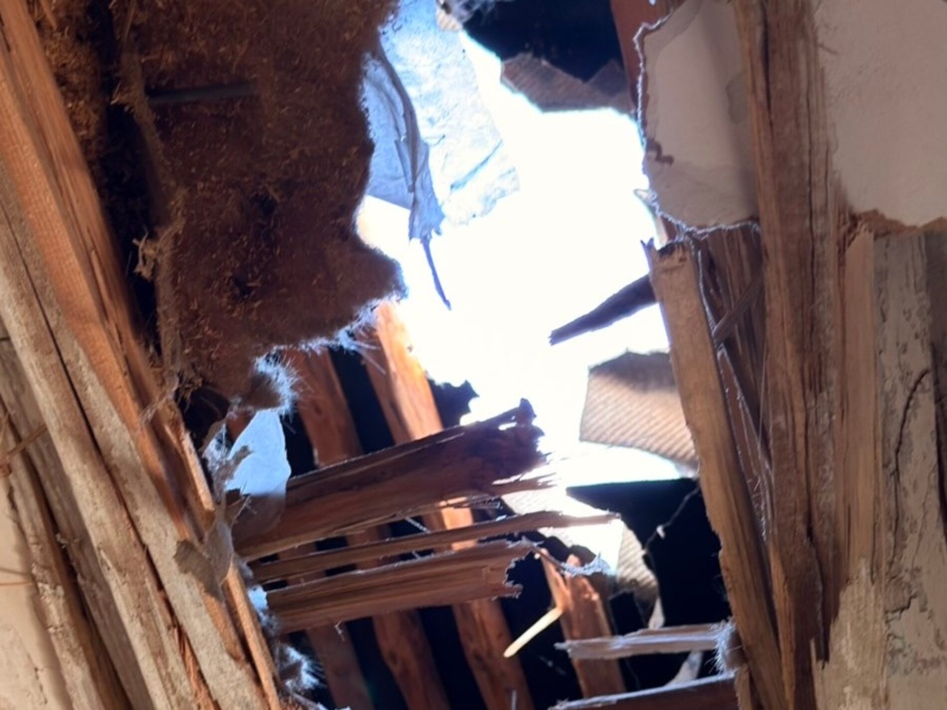 Російська атака пошкодила молитовний будинок у селі Коленці на Київщині