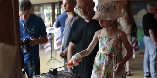 Мобільна виставка Біблії  відкрилася у Рівному:  про історію Божого Слова, що формувало Україну, розповідає Василь Гуцало